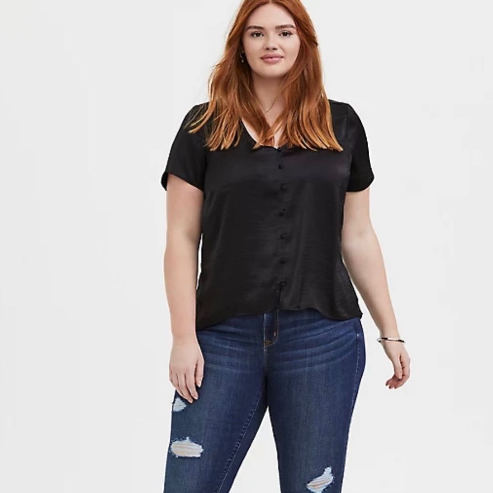 Torrid Charmeuse Button Up Top M4